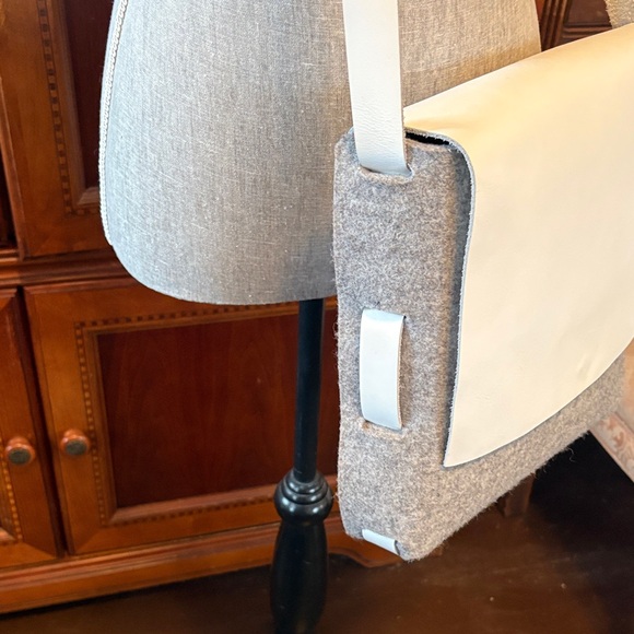 Stylish White and Gray Crossbody Bag - Picture 3 of 8